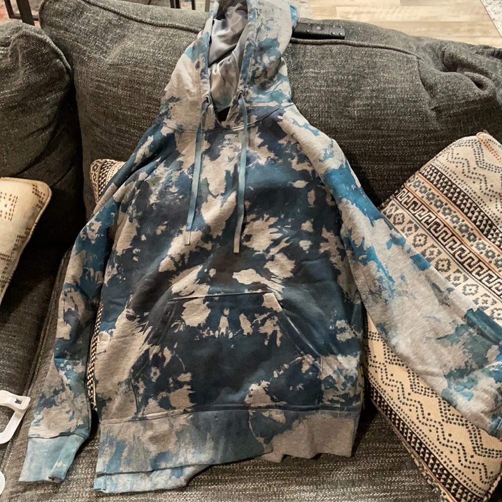 Small pullover with blue and turquoise dye